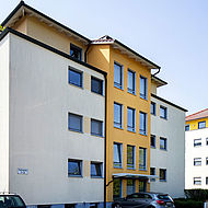 Seitenansicht eines Mehrfamilienhauses im Iseweg in Burgdorf