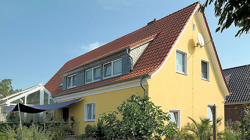 Die Außenfassade des Wohnhauses im Weferlingser Weg in Burgdorf strahlt wieder.