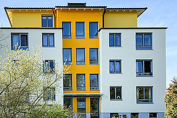 Mehrfamilienhaus mit neuem Fassadenanstrich im Iseweg in Burgdorf