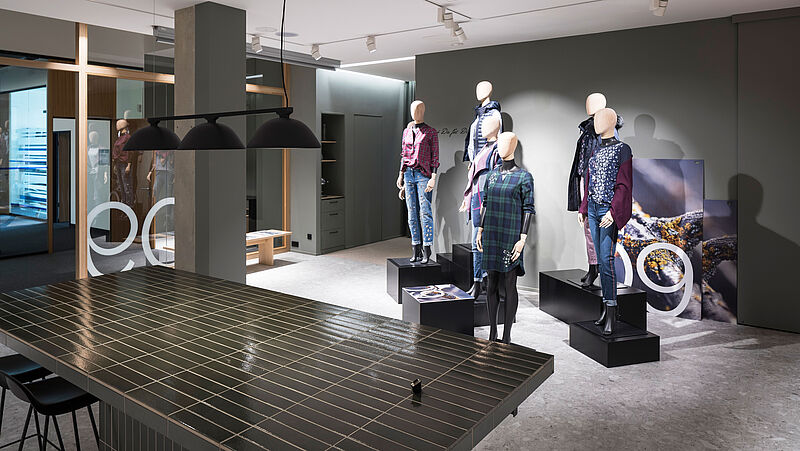 Maler-, Trockenbau- und Bodenbelagsarbeiten beim Ladenbau für ein Textilunternehmen im Großraum Hannover, Kleiderpuppen