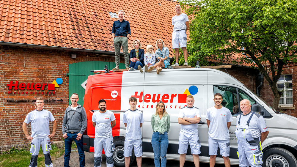 Das Team der Firma Heuer Malermeister, vor und auf ihrem Firmentransporter