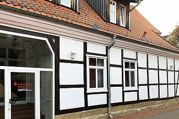Die neue Außenfassade des Fachwerkhauses in der Burgdorfer Willersgasse glänzt wieder.